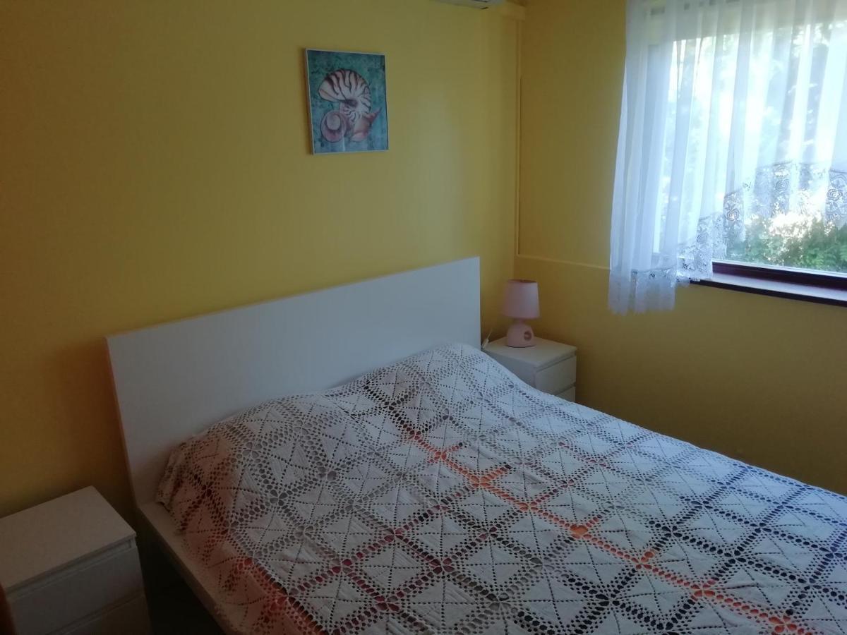Guest House By The Captain Varna Esterno foto