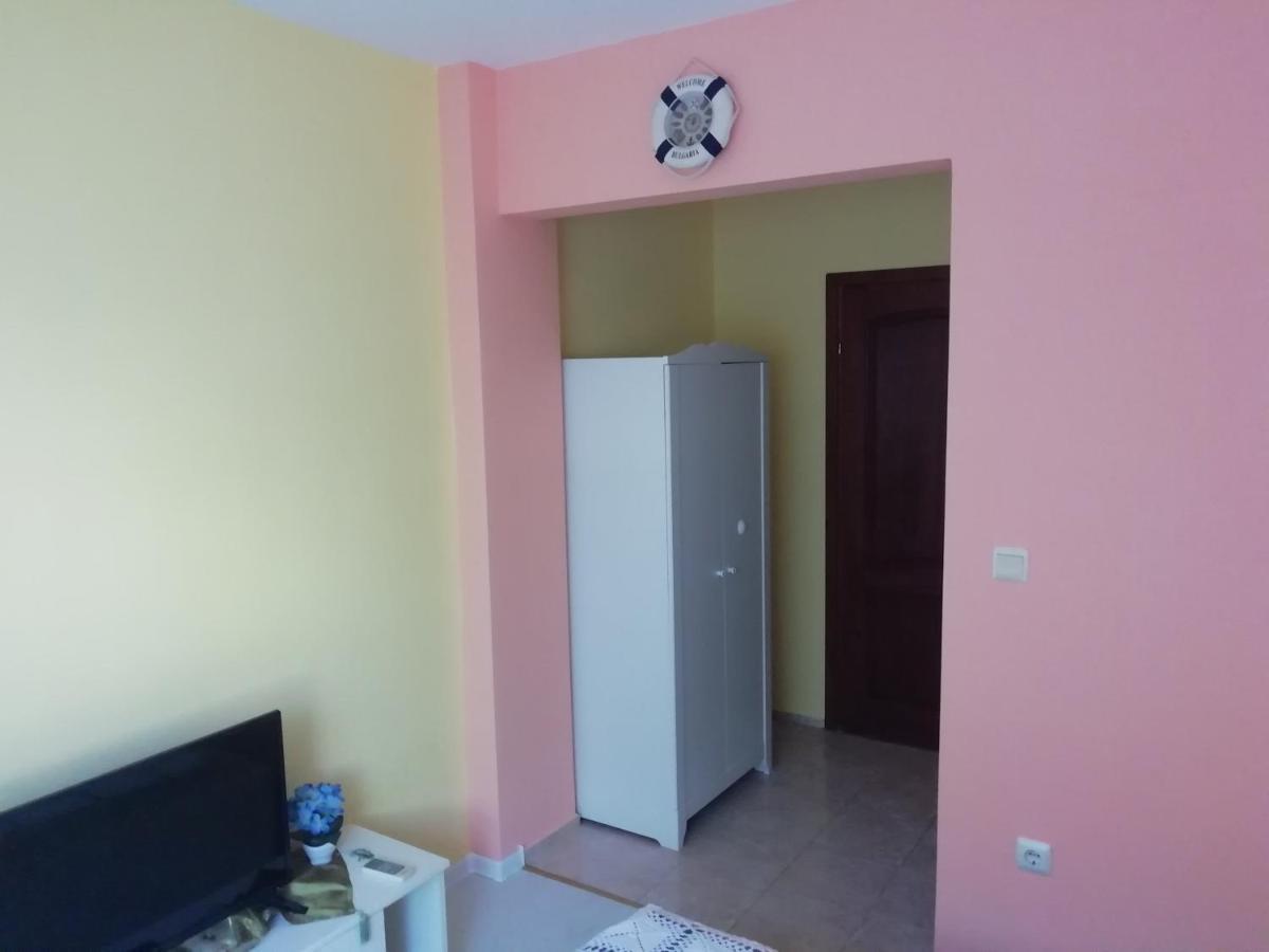Guest House By The Captain Varna Esterno foto