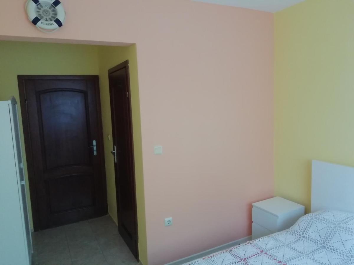 Guest House By The Captain Varna Esterno foto