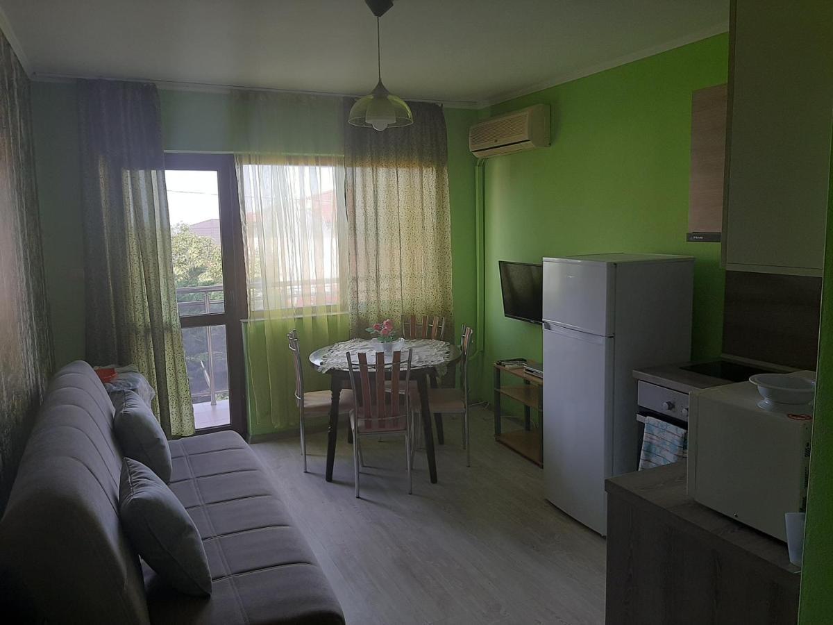 Guest House By The Captain Varna Esterno foto