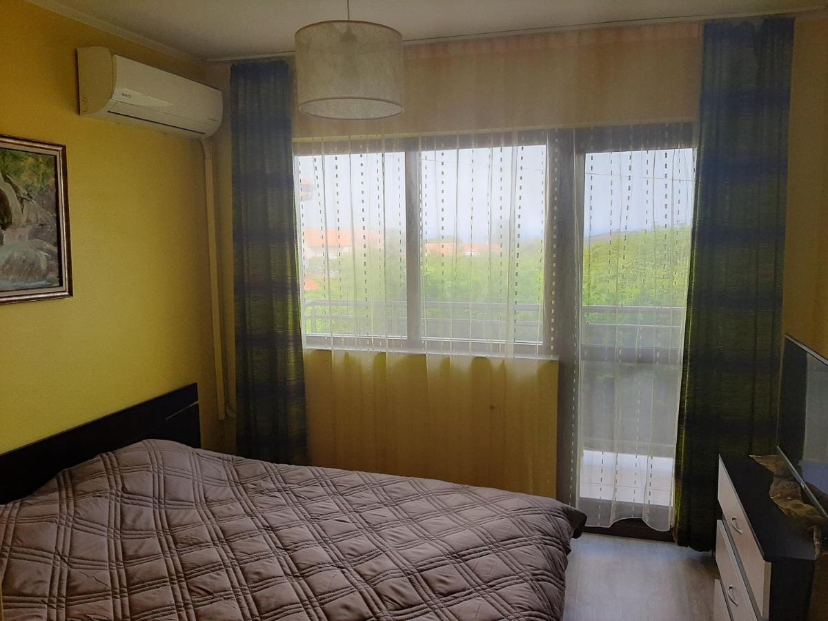 Guest House By The Captain Varna Esterno foto