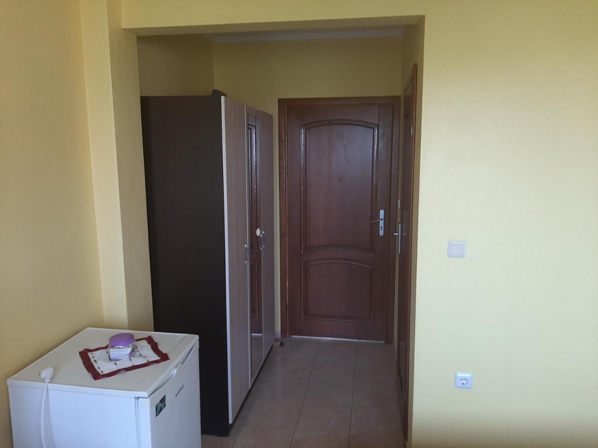 Guest House By The Captain Varna Esterno foto