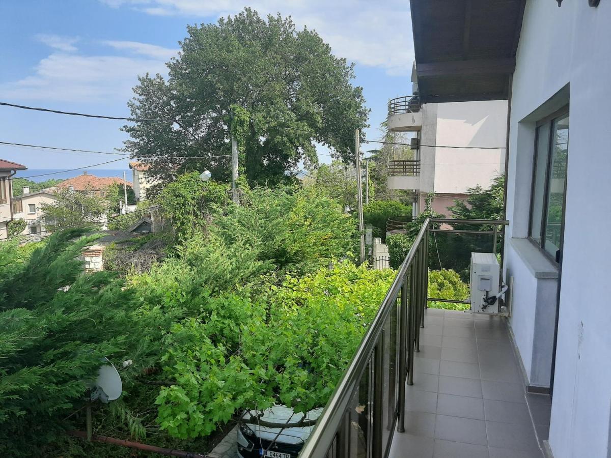 Guest House By The Captain Varna Esterno foto
