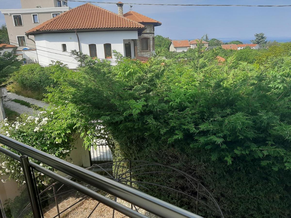 Guest House By The Captain Varna Esterno foto