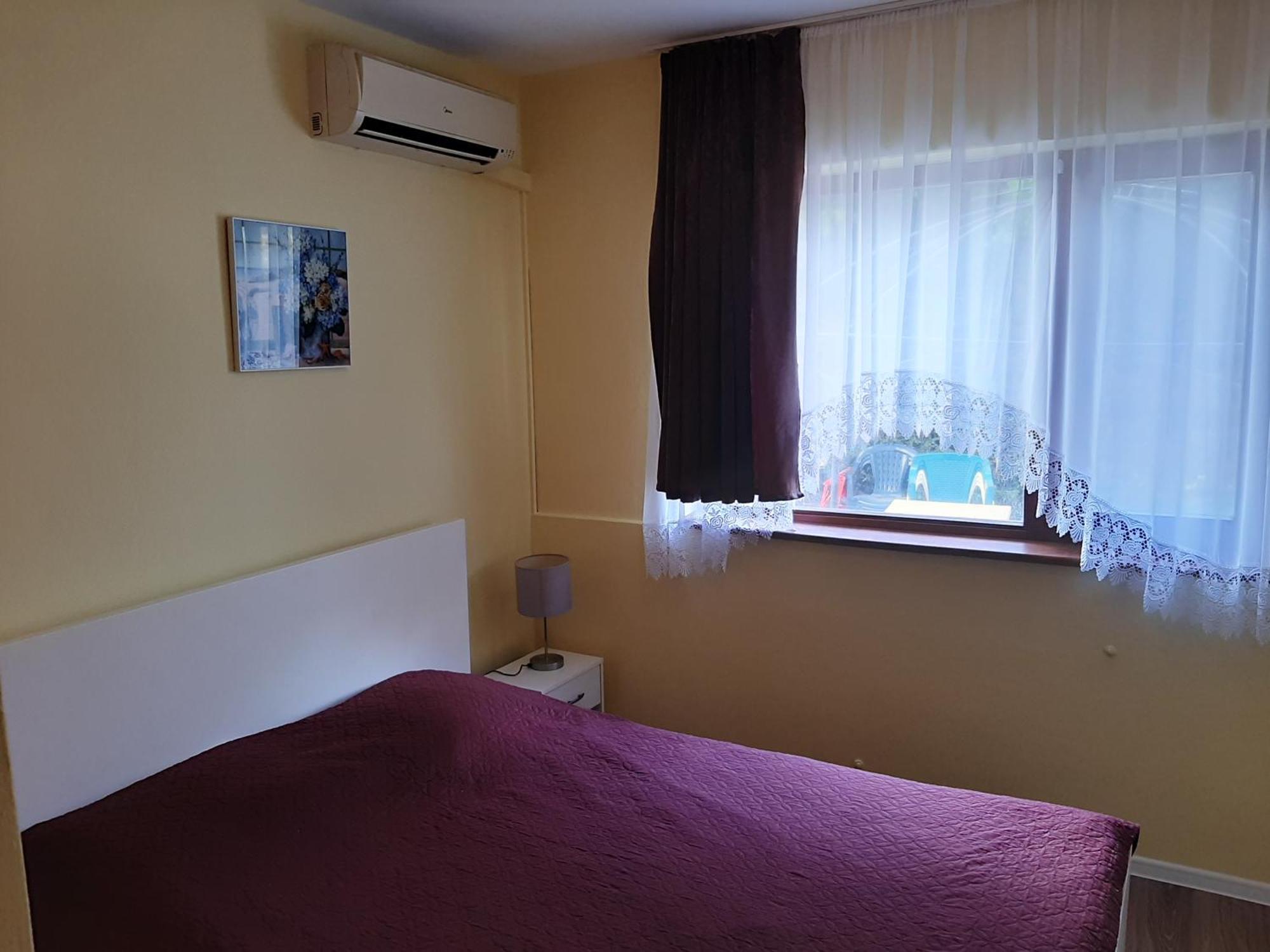 Guest House By The Captain Varna Esterno foto