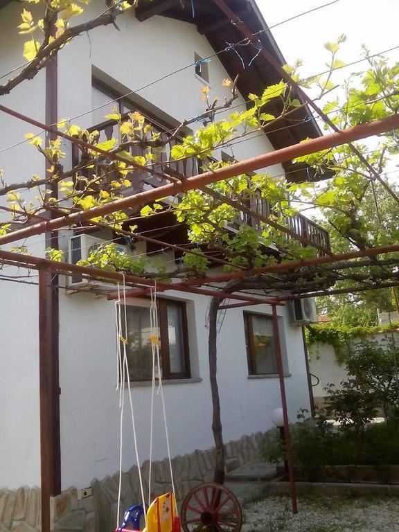 Guest House By The Captain Varna Esterno foto