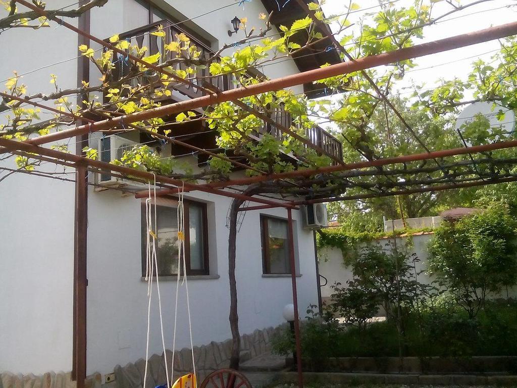 Guest House By The Captain Varna Esterno foto