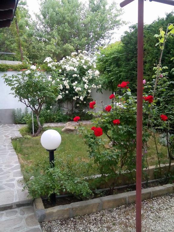 Guest House By The Captain Varna Esterno foto