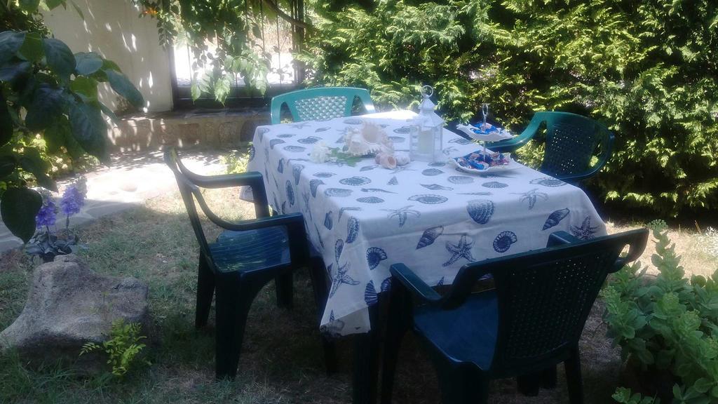 Guest House By The Captain Varna Esterno foto
