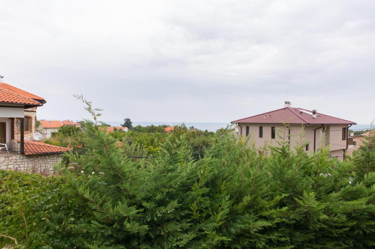 Guest House By The Captain Varna Esterno foto