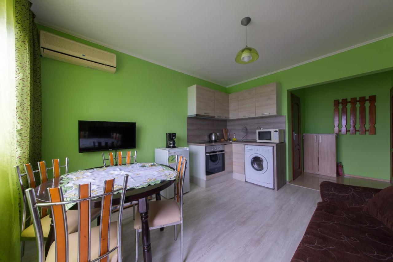 Guest House By The Captain Varna Esterno foto