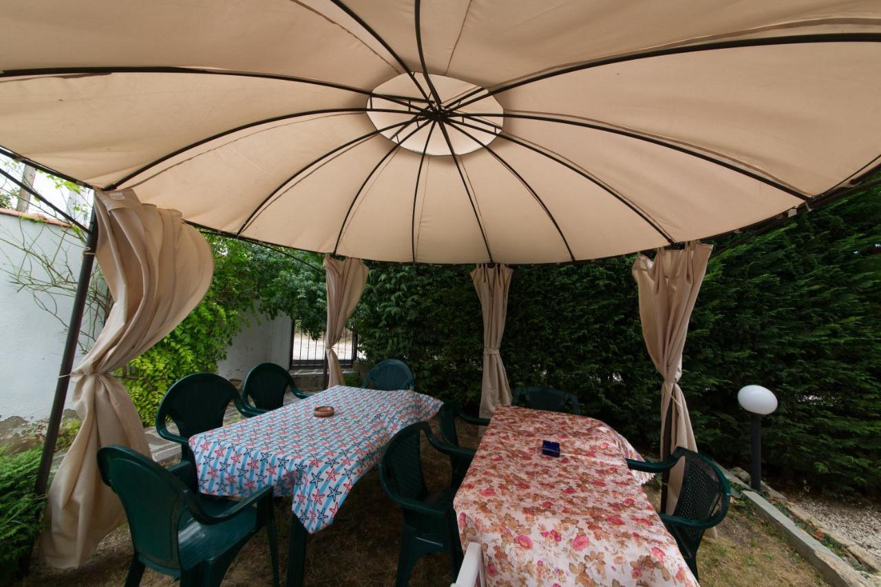Guest House By The Captain Varna Esterno foto