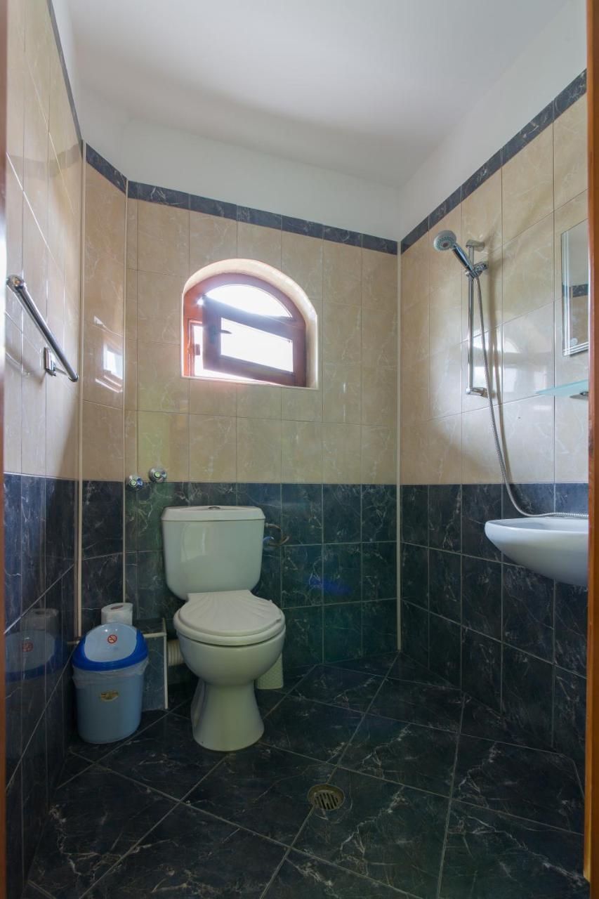 Guest House By The Captain Varna Esterno foto