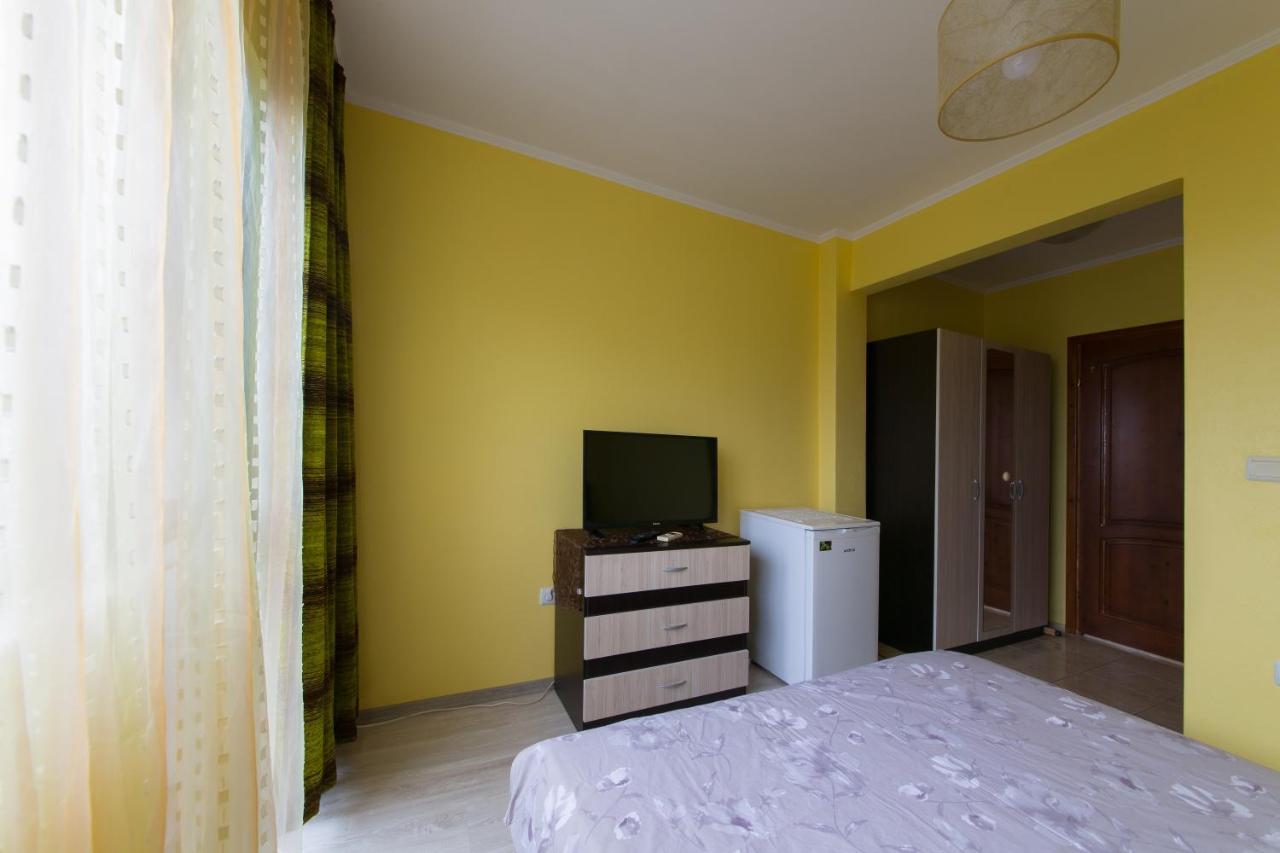 Guest House By The Captain Varna Esterno foto