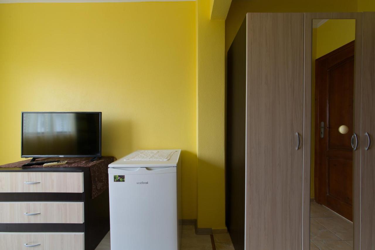 Guest House By The Captain Varna Esterno foto