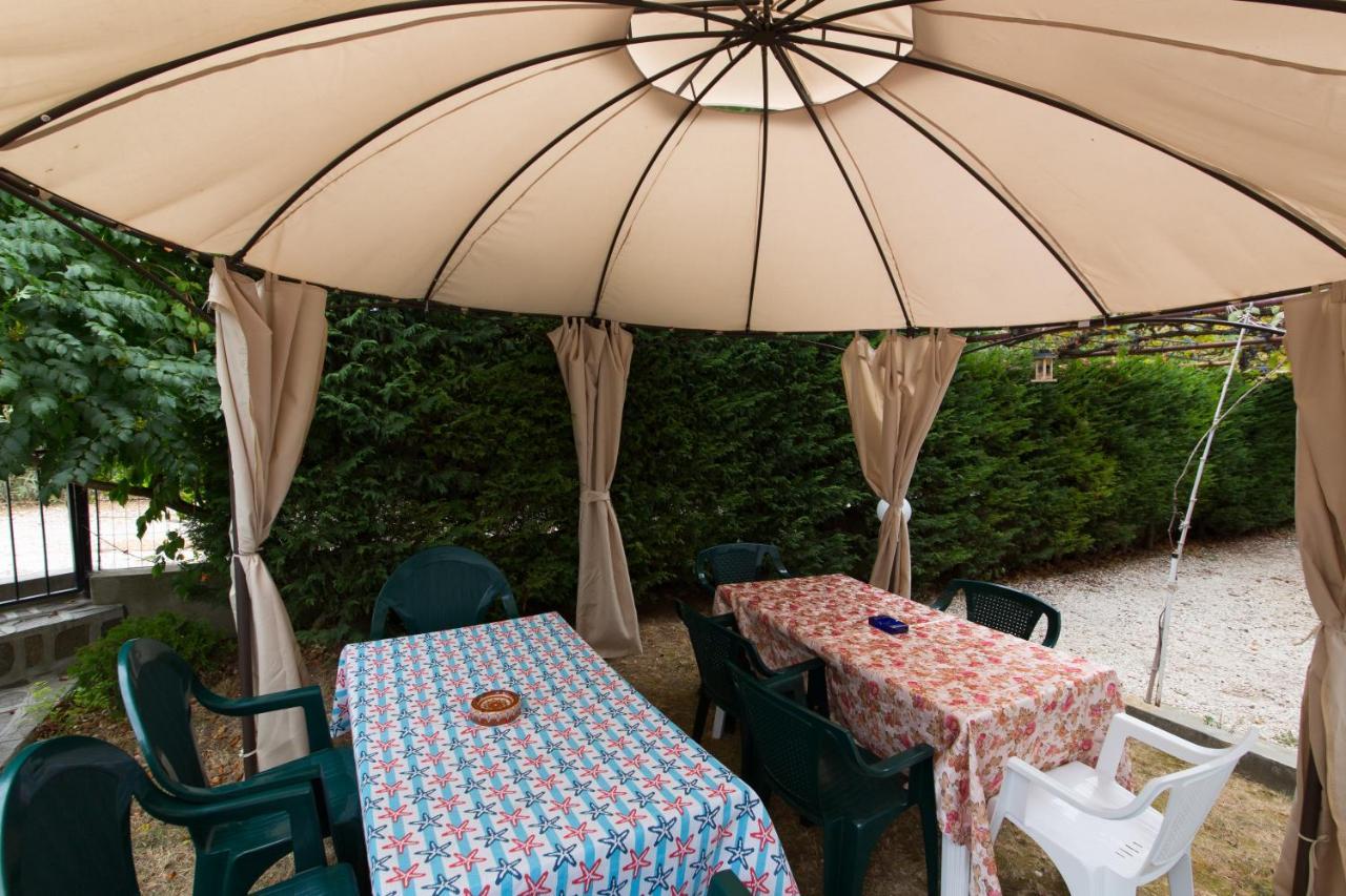 Guest House By The Captain Varna Esterno foto