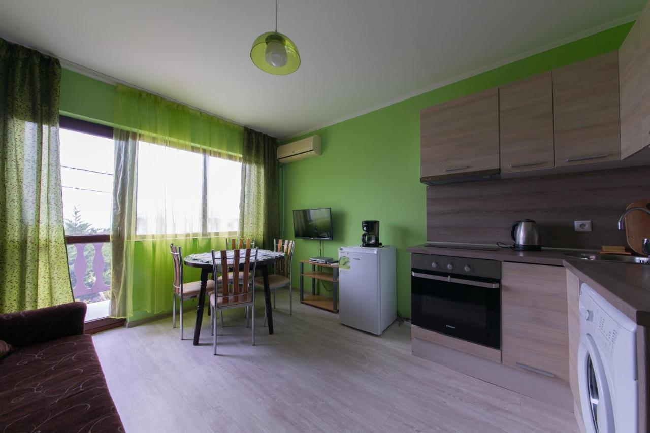 Guest House By The Captain Varna Esterno foto
