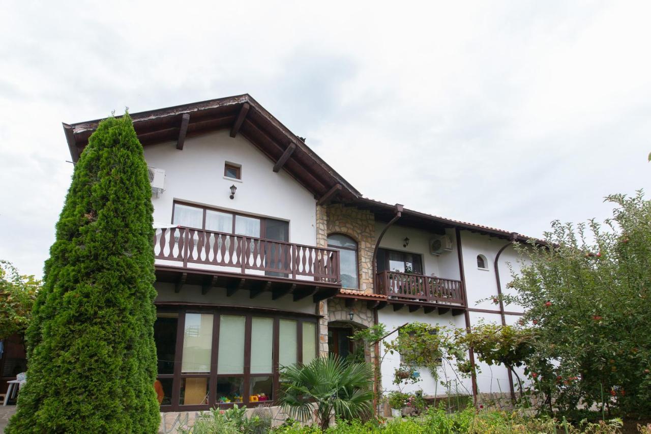 Guest House By The Captain Varna Esterno foto